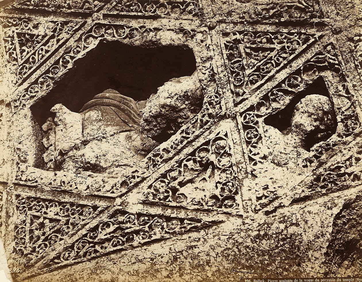 Fragment dekoracji rzeźbiarskiej w świątyni, w strefie archeologicznej Heliopolis lub Baalbek, starożytne miasto syryjskie, obecnie Liban autorstwa Félix Bonfils