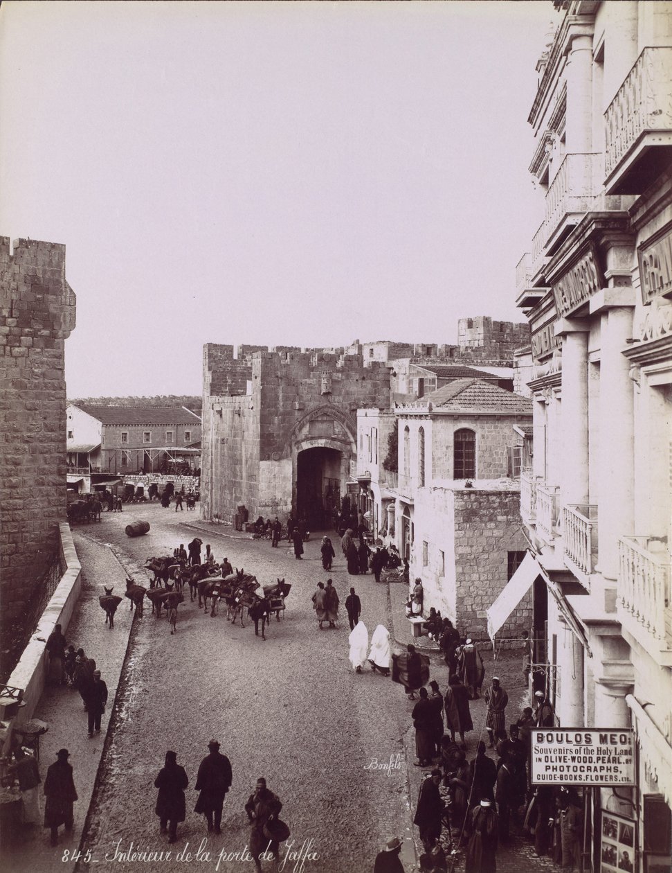 Wnętrze Bramy Jafy, ok. godz. 1870. autorstwa Félix Bonfils