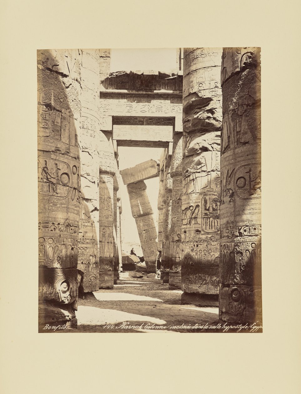 Karnak. Pochylona kolumna w sali hypostylowej, Egipt autorstwa Félix Bonfils