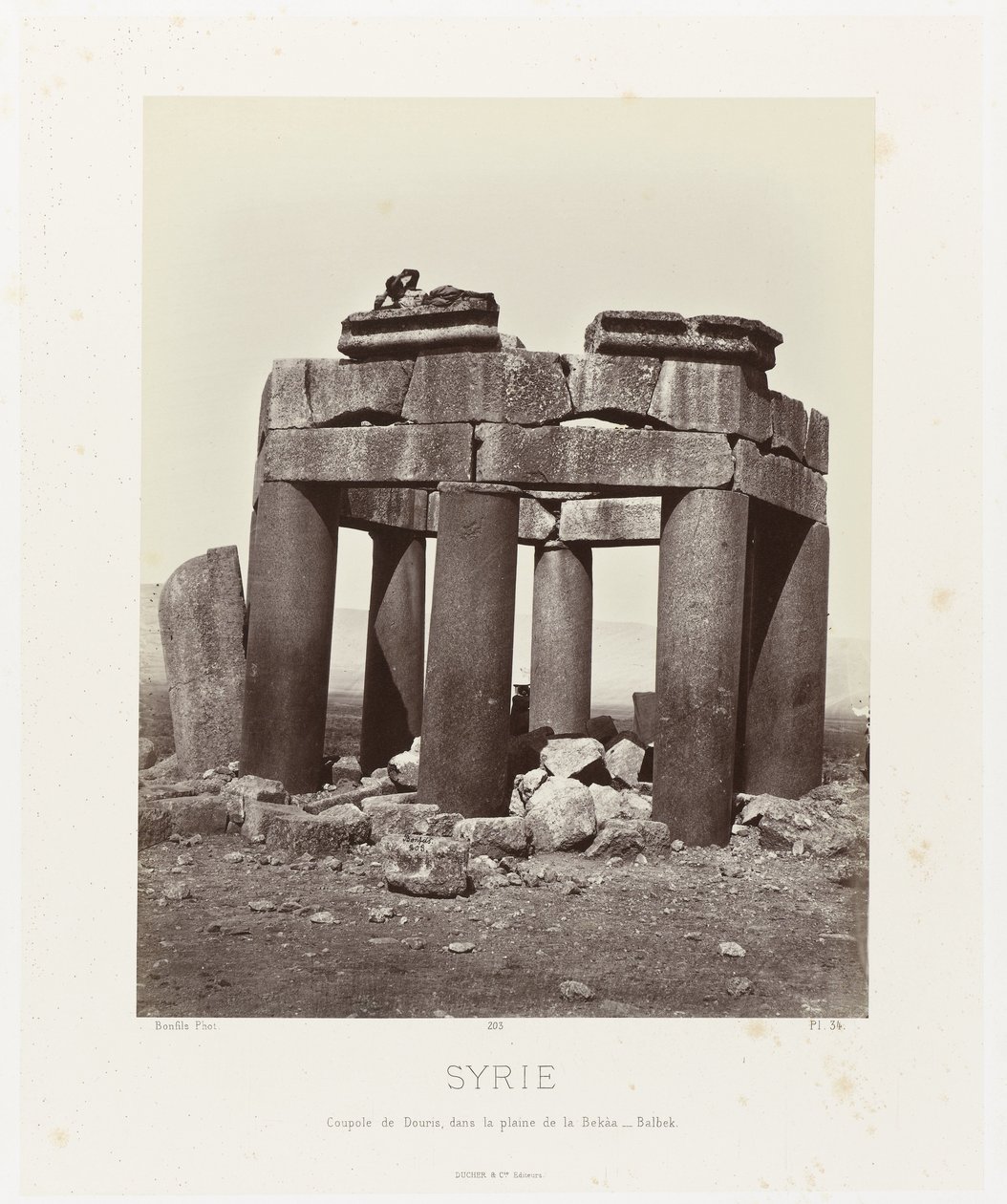 Man op autorstwa qubba van Dourisa, nabij Baalbek Syria. Kopuła Douris, na równinie Bekàa - Balbek (tytuł na obiekcie) Architektura starożytna: Egipt, Grecja, Azja Mniejsza: Album fotograficzny (tytuł serii) autorstwa Félix Bonfils