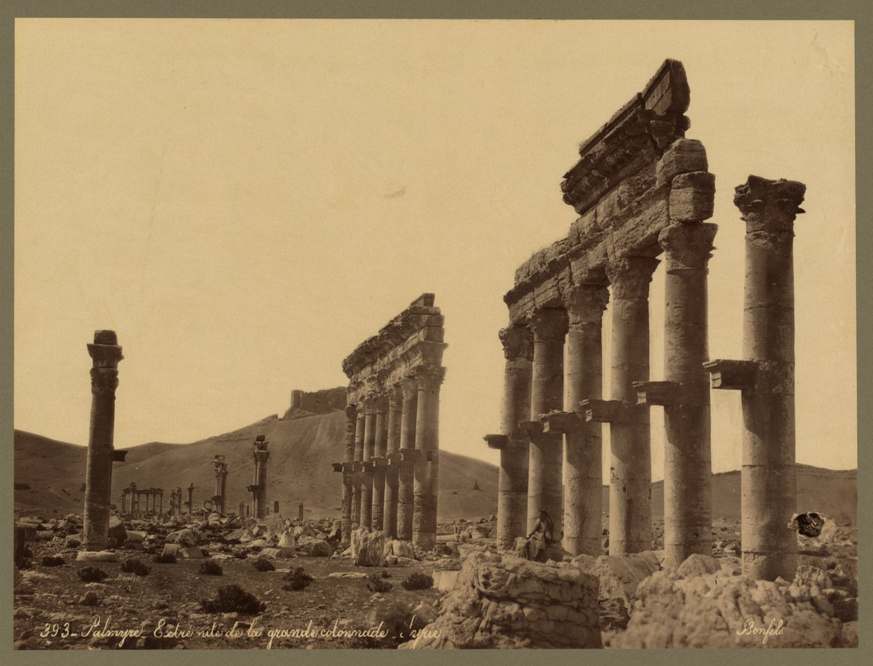 Fragment Wielkiej Kolumnady, w oddali zamek Qala’at Ibn Maan, Palmyra, ok. 1875 (druk albumowy) autorstwa Félix Bonfils