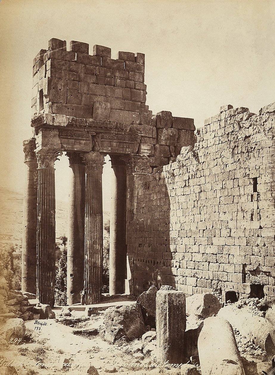Ruiny Świątyni Jowisza lub Słońca, w strefie archeologicznej Heliopolis lub Baalbek, starożytne miasto syryjskie, obecnie Liban autorstwa Félix Bonfils