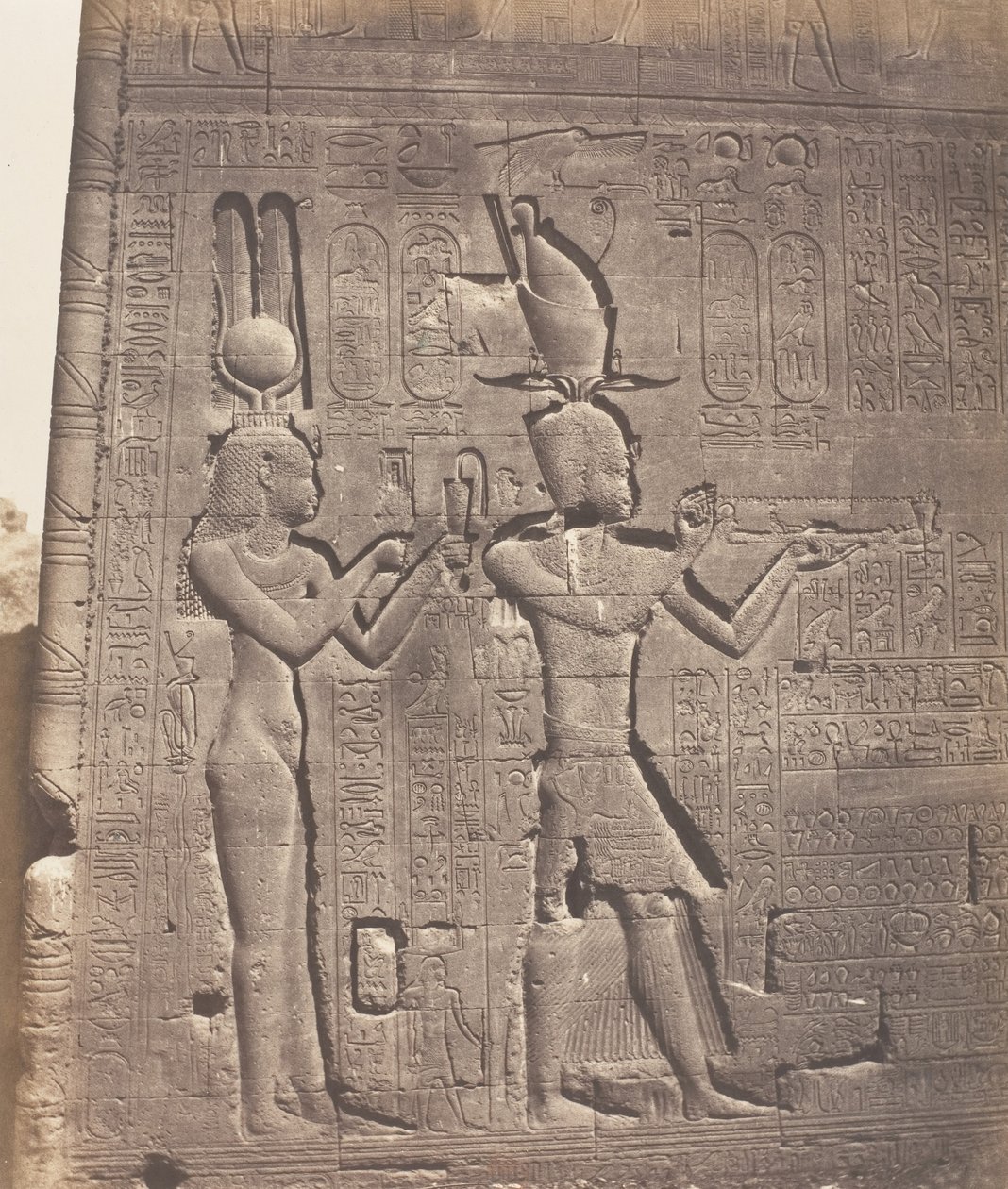 Dendera Tentyris, Świątynia Atora - Tylna Twarz - Kleopatra i ..., 1851-52, druk 1853-54. autorstwa Félix Teynard