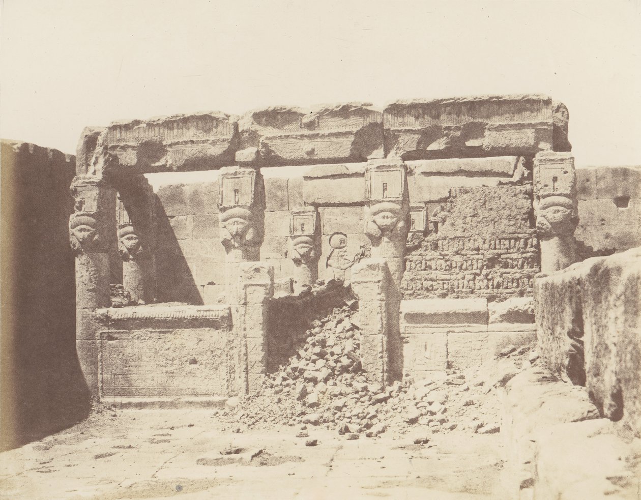 Dendera Tentyris, Świątynia Atora - Sanktuarium Umieszczone na Kątie Południowo-Zachodnim..., 1851-52, druk 1853-54. autorstwa Félix Teynard