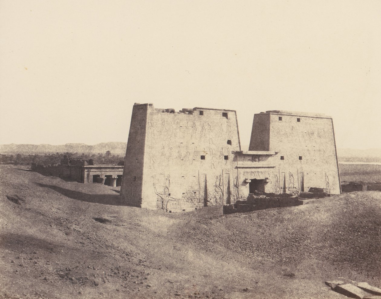 Edfu Apollonopolis Magna, Widok ogólny świątyni, 1851-52, wydrukowany w latach 1853-54. autorstwa Félix Teynard