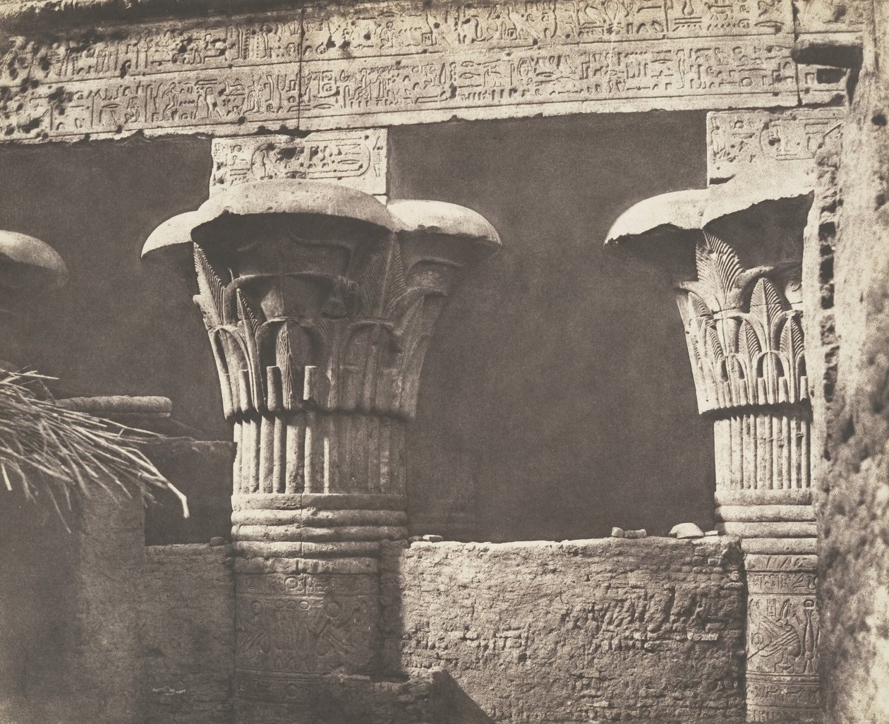 Esneh Latopolis, Sandy Construction - Architrave, Shafts and Capitals, 1851-52. autorstwa Félix Teynard