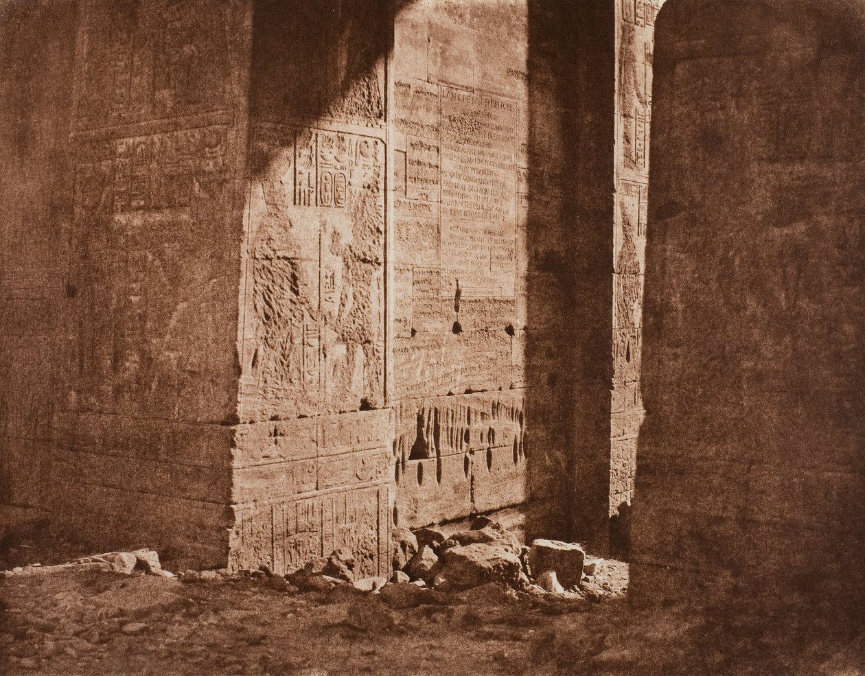 Pierwszy pylon - francuski napis wyryty na wschodnim strzelnicy w punkcie H, wyspa Fila.., 1851 autorstwa Félix Teynard