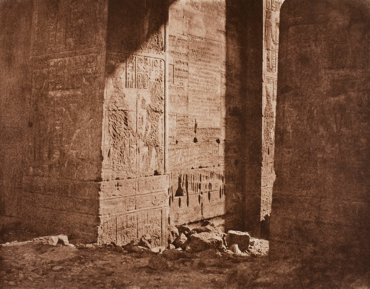 Pierwszy pylon - francuski napis wyryty na wschodnim strzelnicy w punkcie H, wyspa Fila (Philae) autorstwa Félix Teynard