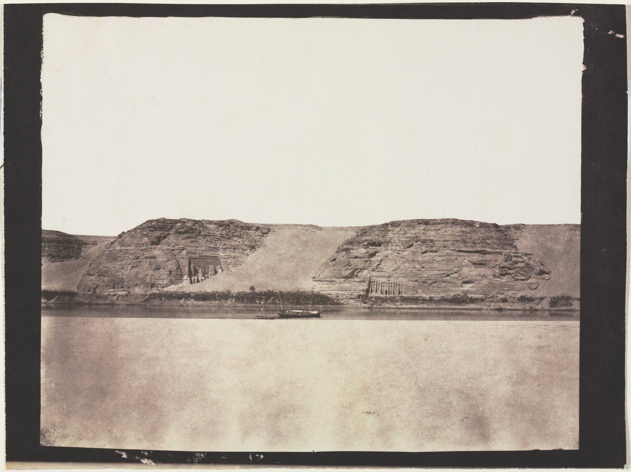 Widok ogólny pomników wykutych w skale z fotografami Dahabieh. Abu Simbel, 1851-1852. autorstwa Félix Teynard