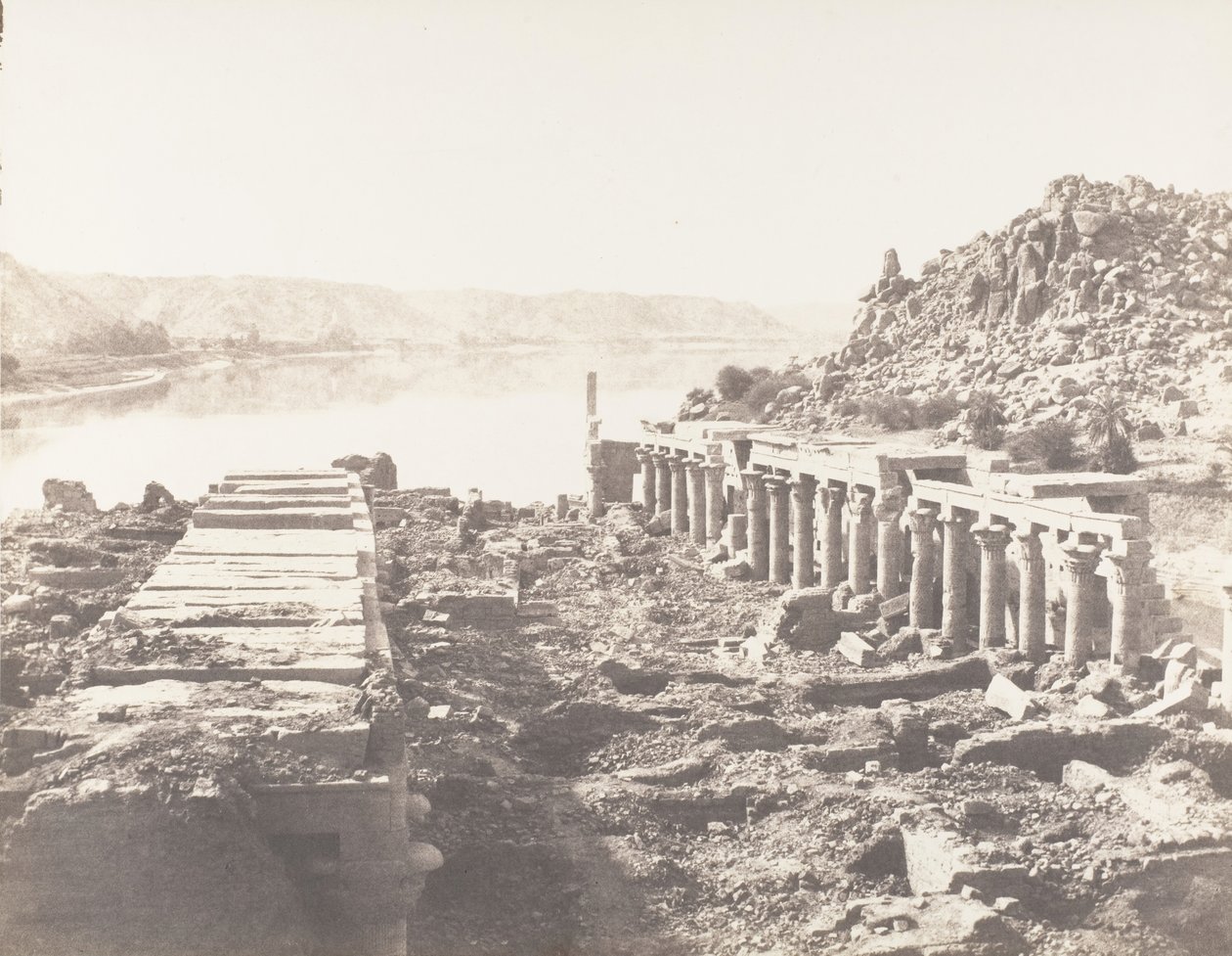 Wyspa Fileh Philæ, Widok ogólny wzięty z punktu I, Na peronie..., 1851-52, wydrukowany w latach 1853-54. autorstwa Félix Teynard