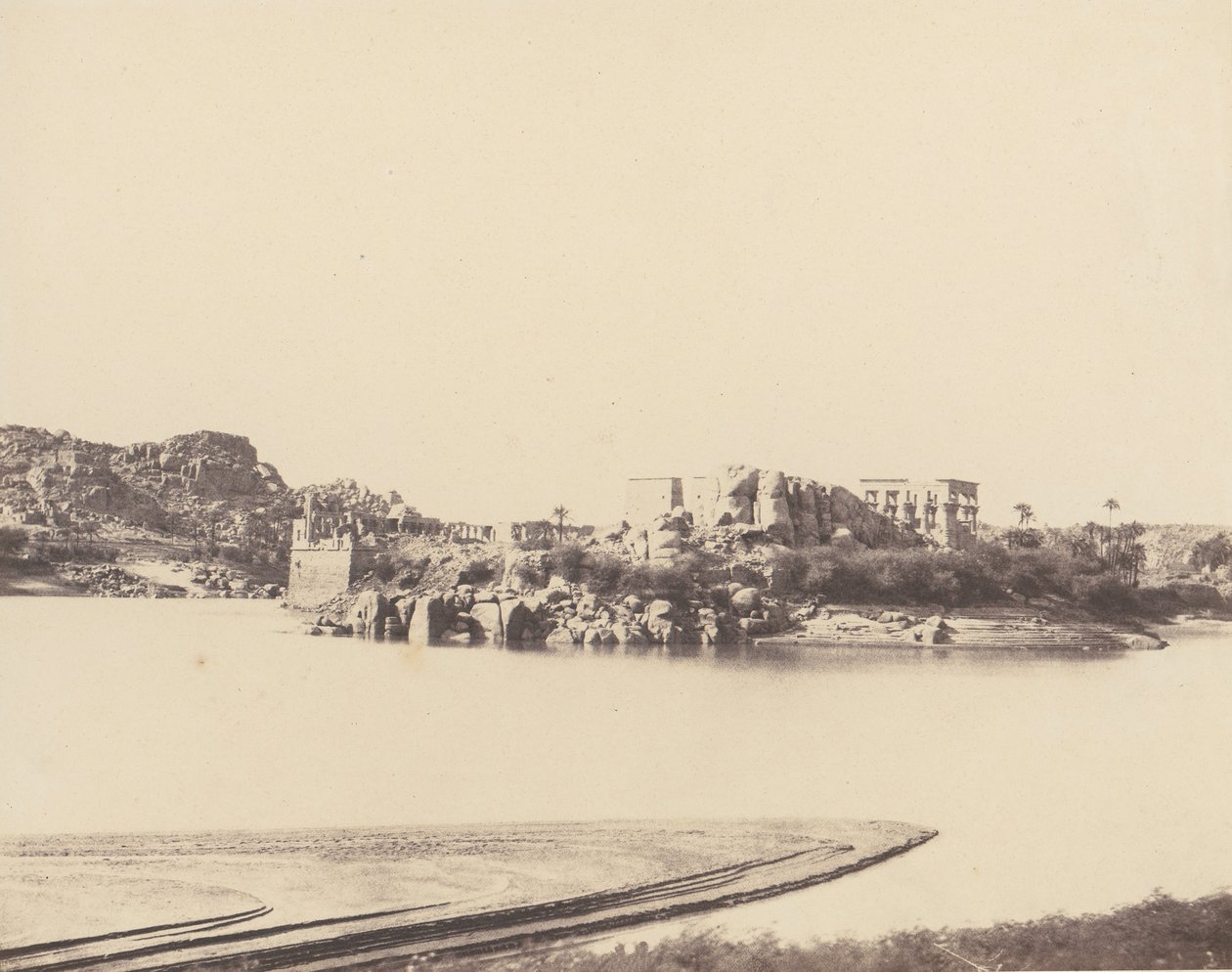 Wyspa Fileh Philæ, Widok ogólny Zaczerpnięty z południowego wschodu w punkcie B, 1851-52, wydrukowany w latach 1853-54. autorstwa Félix Teynard