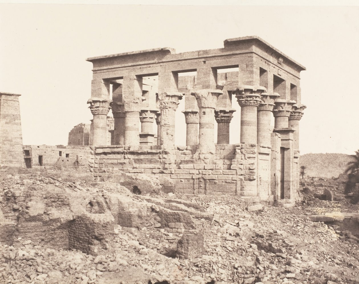Fileh Philae Island, blok wschodni - widok z boku z punktu D, 1851-52, wydrukowany w latach 1853-54. autorstwa Félix Teynard