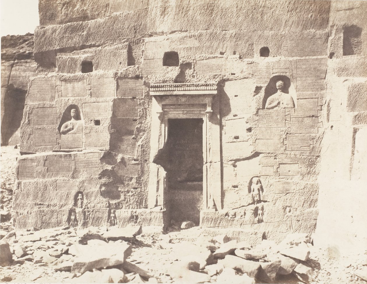 Kardâcy, sanktuarium, nisze i inskrypcje wyrzeźbione w kamieniołomach, 1851-52, druk 1853-54. autorstwa Félix Teynard