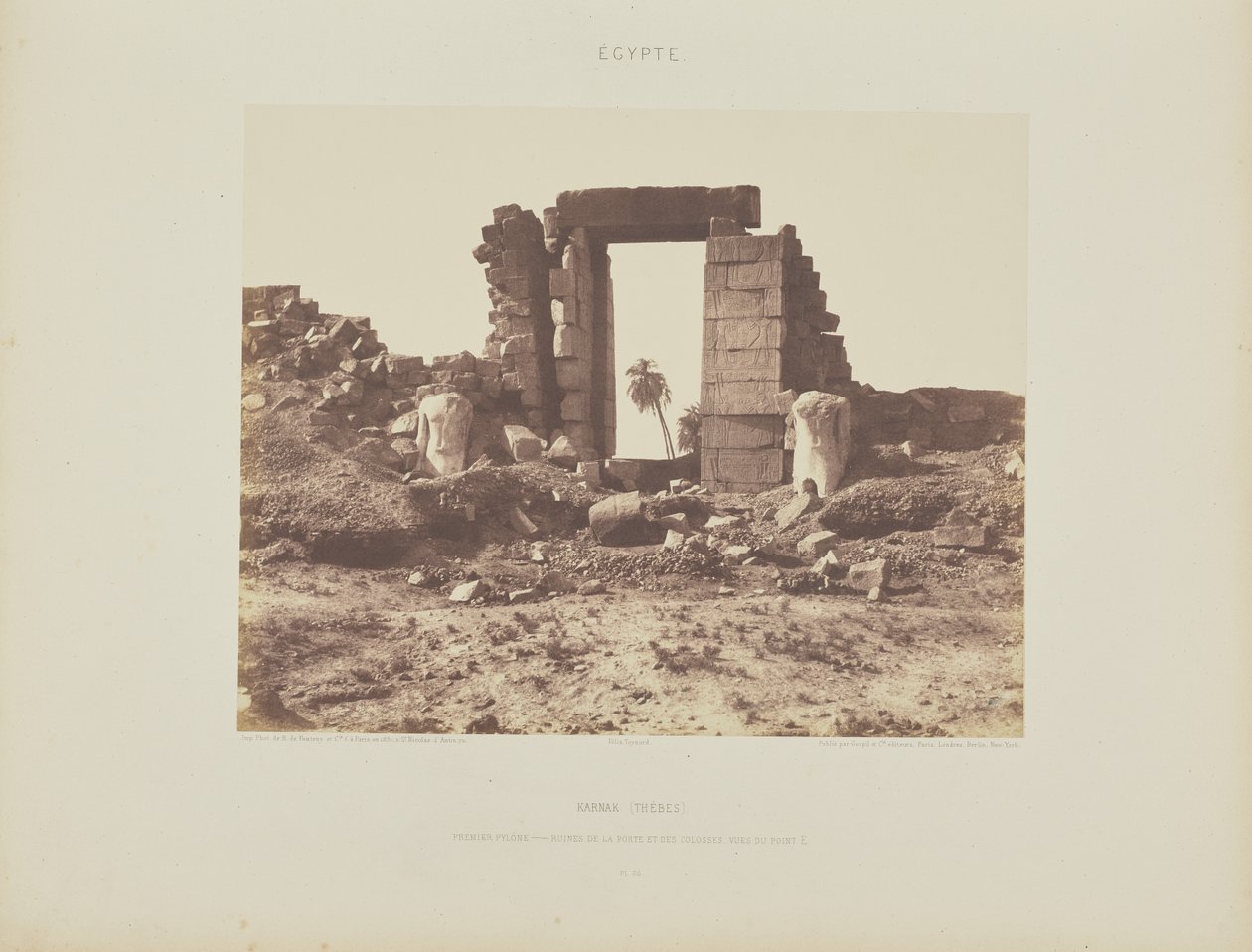 Karnak (Teby). Pierwszy Pylon - Ruiny Bramy i Kolosów, widziane z punktu E autorstwa Félix Teynard