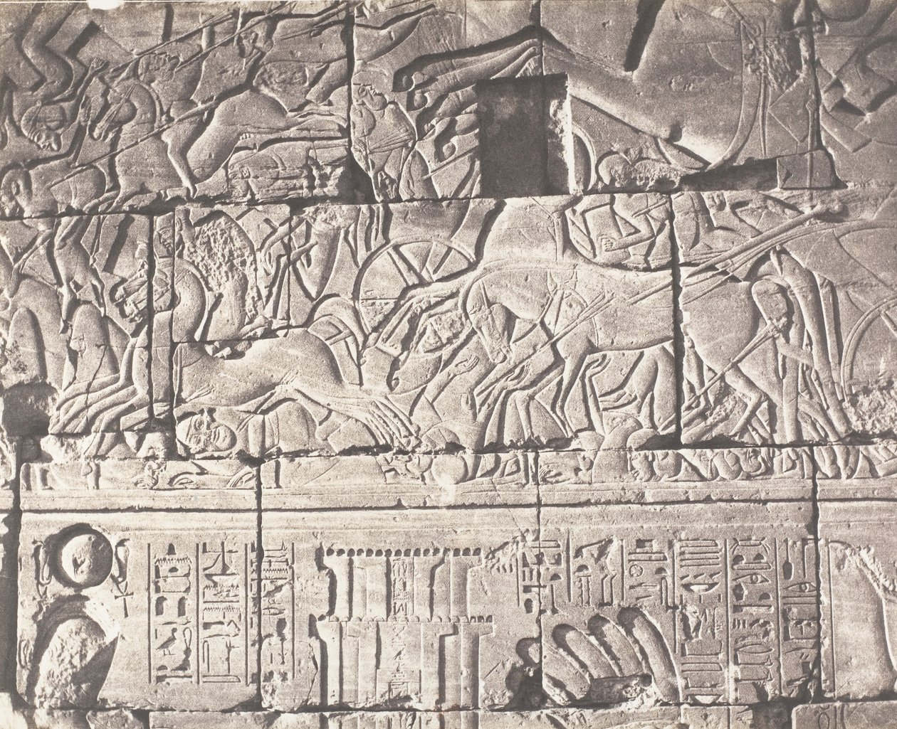 Teby Karnak, Zabudowa Pałacowa - Szczegóły rzeźb w punkcie O, 1851-52, wydrukowane w latach 1853-54. autorstwa Félix Teynard