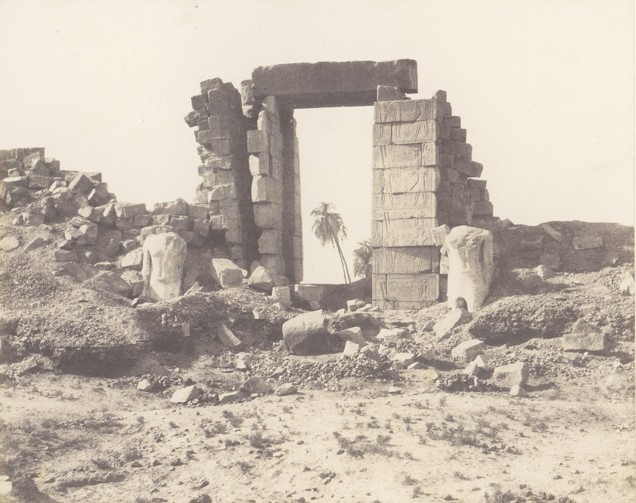 Teby Karnackie, Pierwszy Pylon - Ruiny Bramy i Kolosy, ..., 1851-52, druk 1853-54. autorstwa Félix Teynard