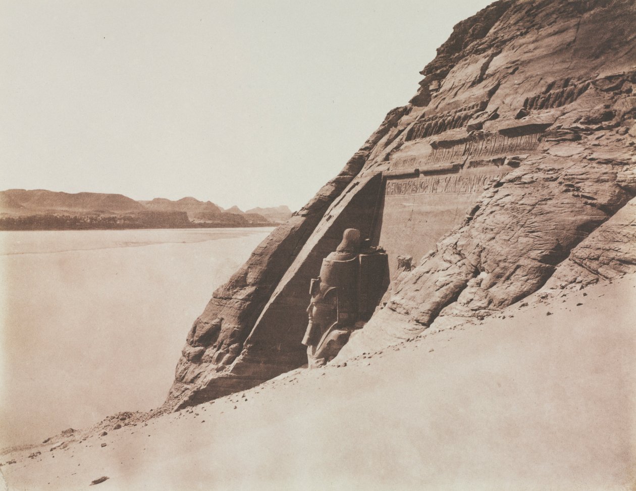 Duży Speos - Widok z Świątyni Ramzesa II, Abu Simbel, 1851-1852. autorstwa Félix Teynard