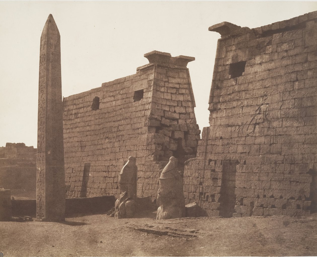 Teby Luksorskie, Wcześniejsza budowa - Colossi Pylon i Obelisk, 1851-52. autorstwa Félix Teynard