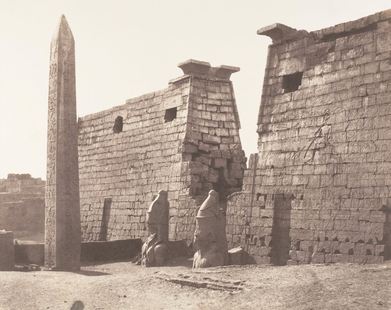 Louksor Teby, Przednia konstrukcja - Pylon, Kolosy i Obelisk, 1851-52, druk 1853-54. autorstwa Félix Teynard
