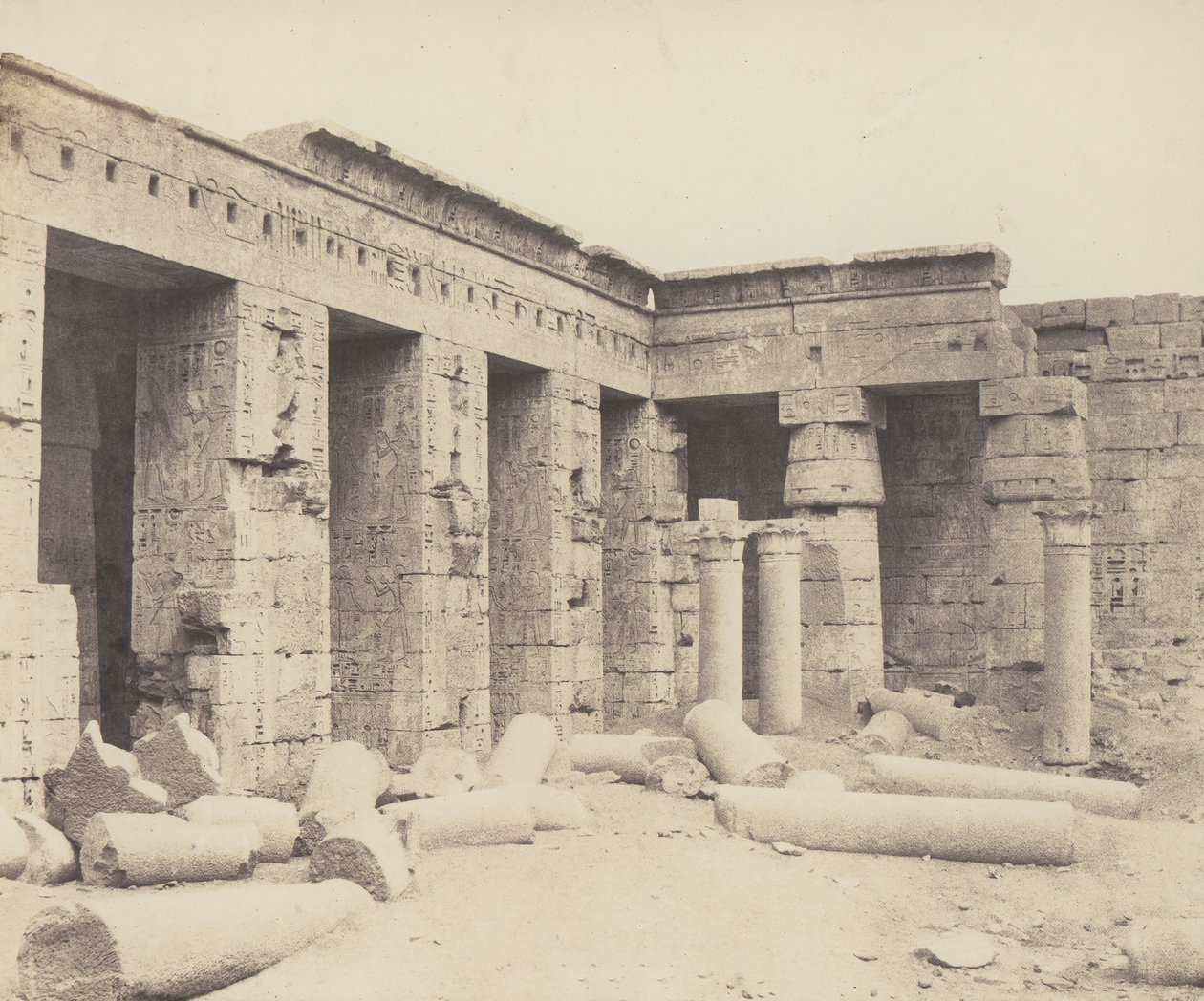 Medinet-Abu Teby. Późniejsze budowle - Drugi Sąd, 1851-52, druk 1853-54. autorstwa Félix Teynard