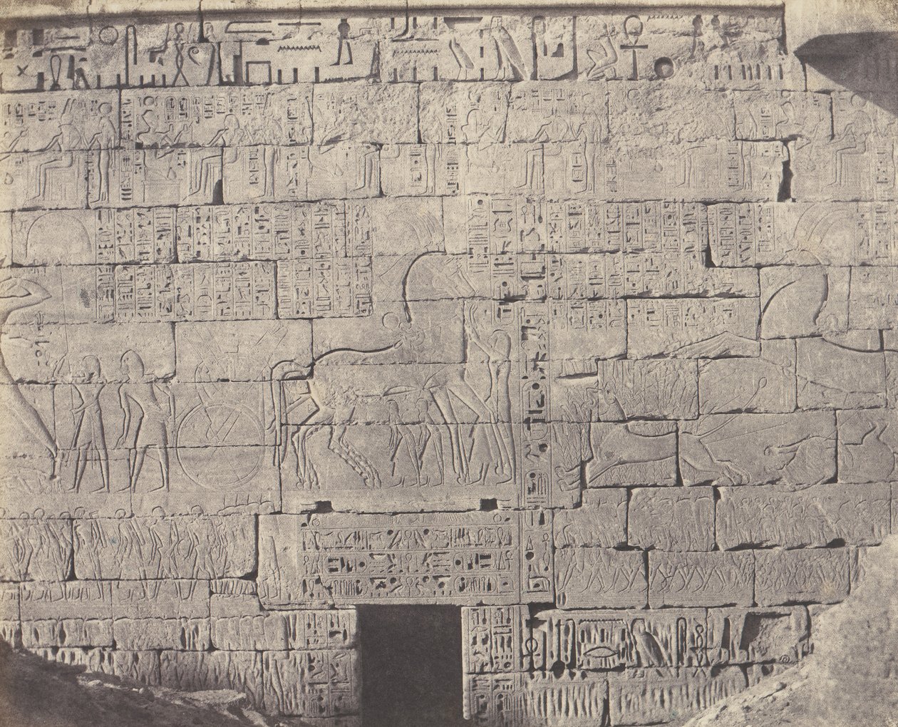 Medinet-Abou Teby, Konstrukcje Posteriores - Fragment de Sculpt..., 1851-52, druk 1853-54. autorstwa Félix Teynard