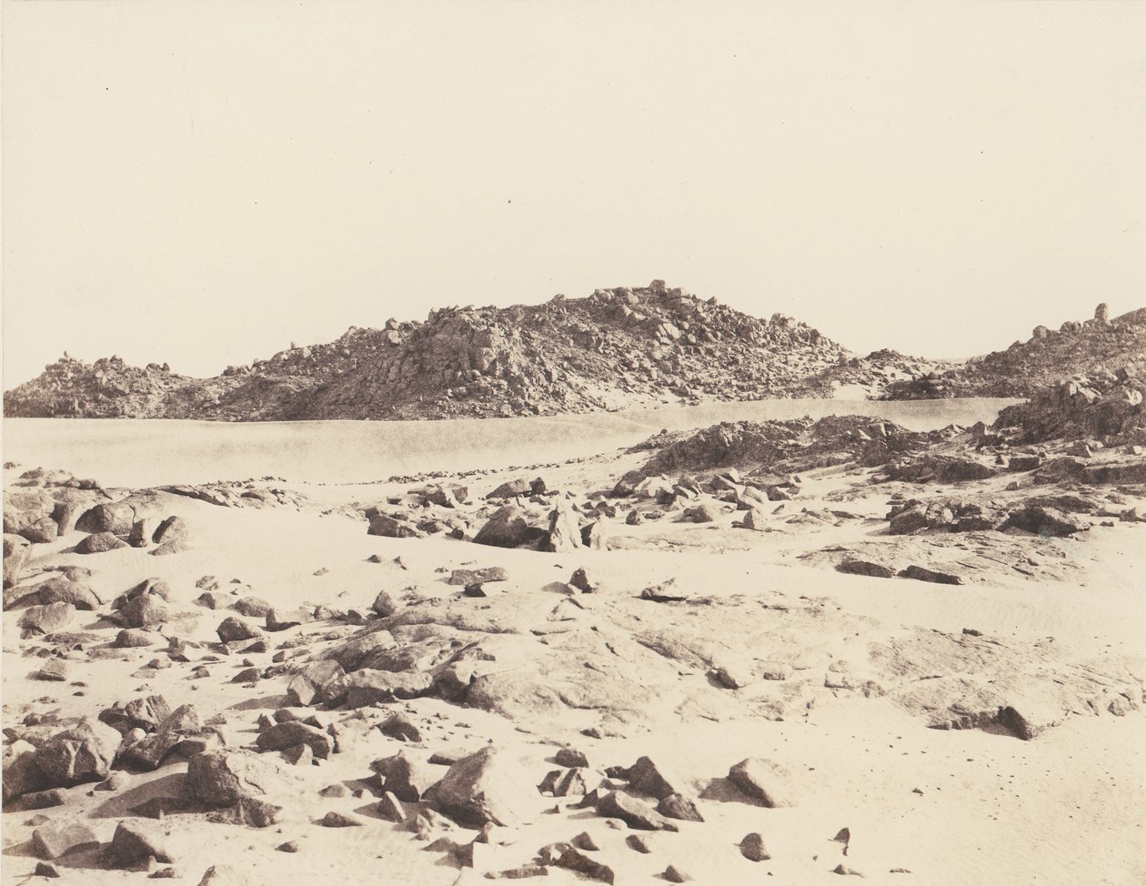 Pierwsza katarakta, góry granitowe pokryte piaskami, 1851-52, druk 1853-54. autorstwa Félix Teynard