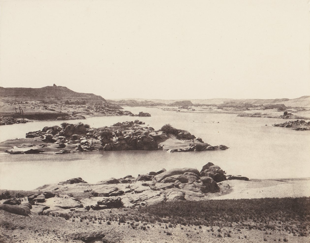 Pierwsza katarakta, widok ogólny z południowego punktu Il..., 1851-52, druk 1853-54. autorstwa Félix Teynard