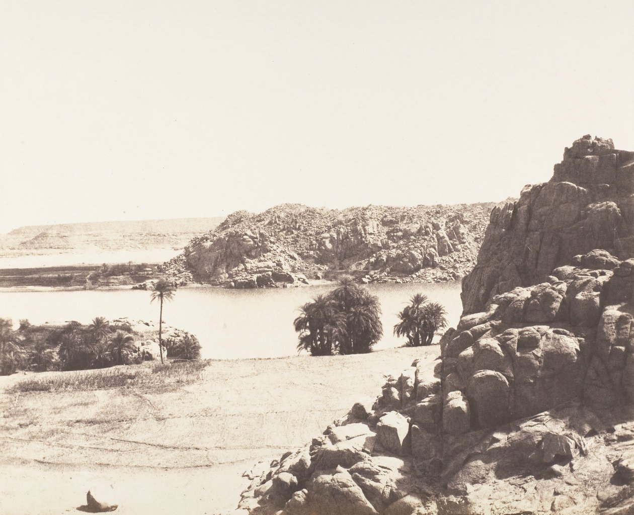 Tâfah, Granitowe skały nad brzegiem Nilu, 1851-52, wydrukowany w latach 1853-54. autorstwa Félix Teynard