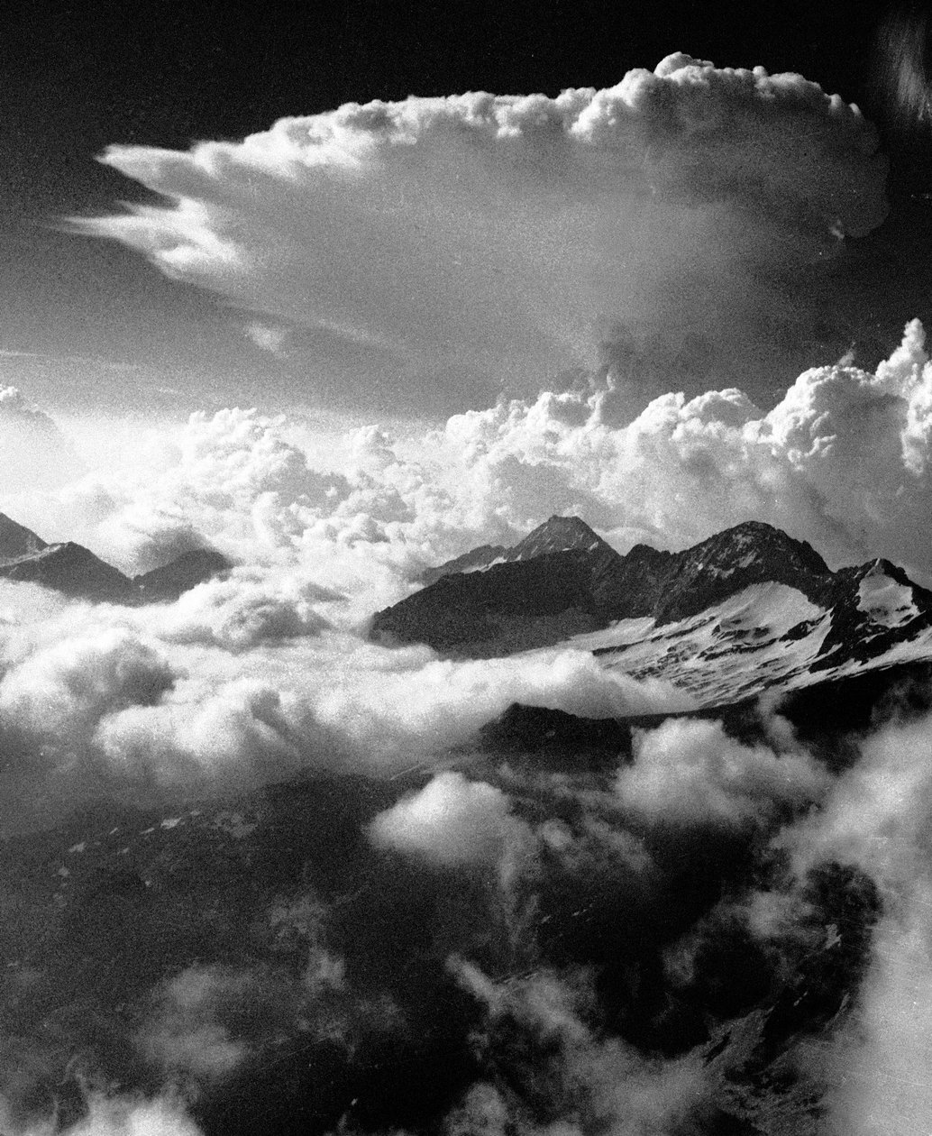 Wspinaczka na Breithorn, szczyt w paśmie Monte Rosa. autorstwa Fosco Maraini