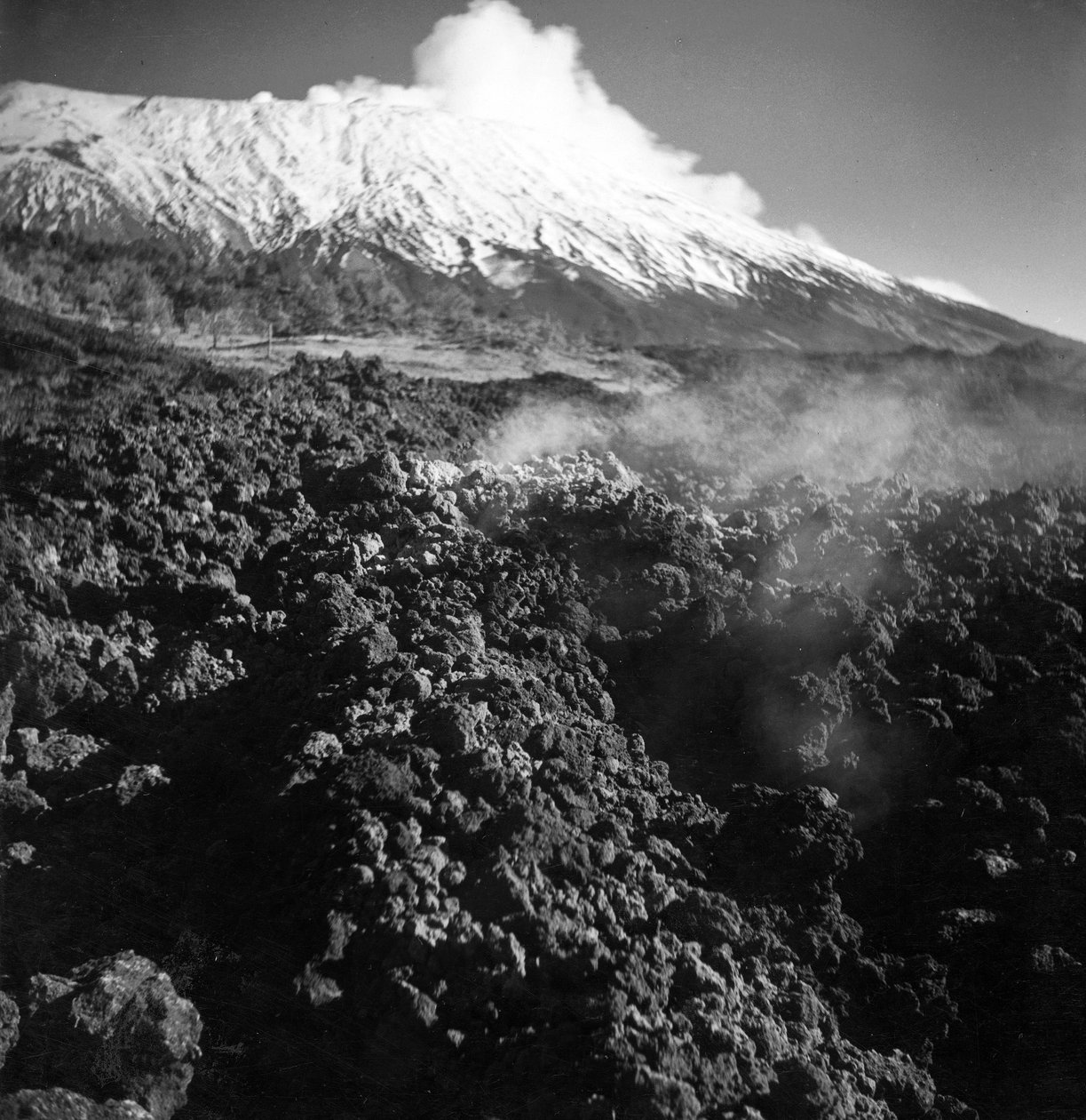 Erupcja Etny autorstwa Fosco Maraini