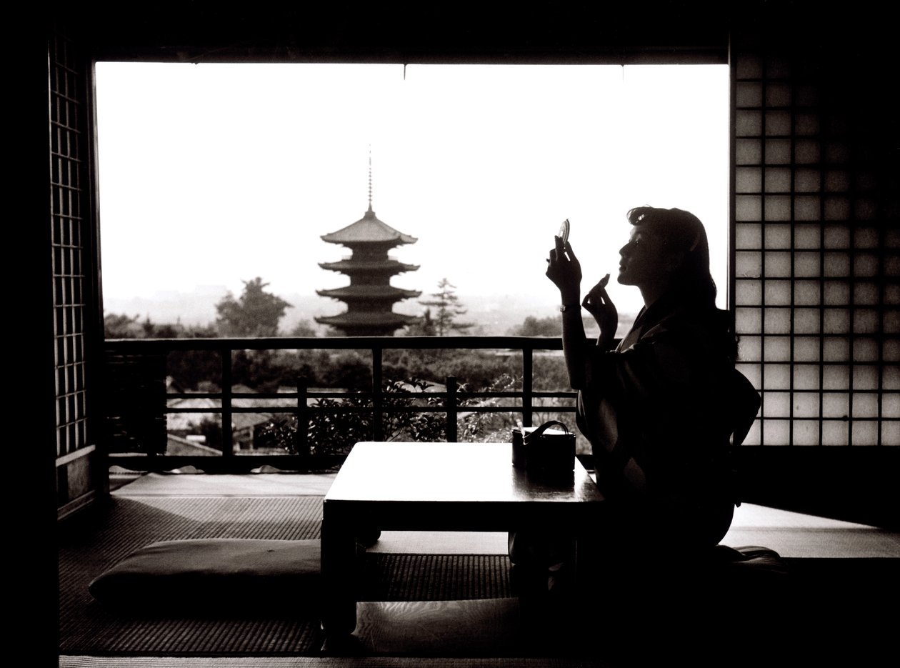 "Frywolne Kioto". Pagoda Yasaka widziana z restauracji Kyo-Yamato autorstwa Fosco Maraini