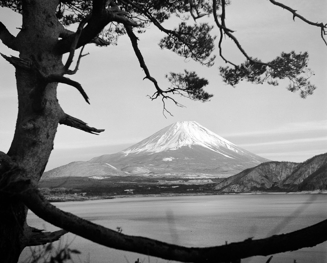 Góra Fuji z jeziora Motosu autorstwa Fosco Maraini