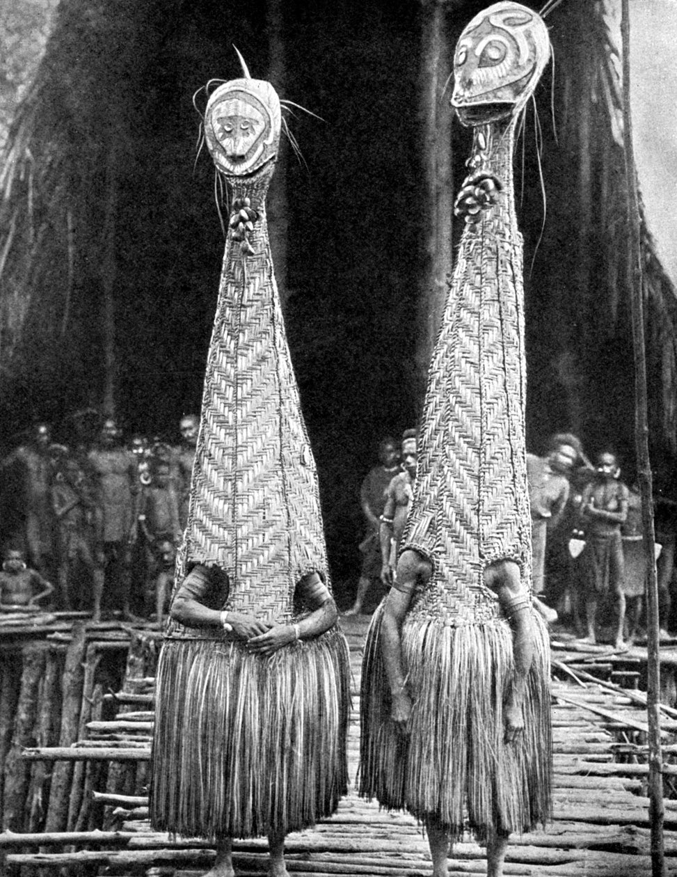 Maski i wizjery goblinów noszone jako pomoce upiększające, Papua, Nowa Gwinea, 1936. autorstwa Fox Photos