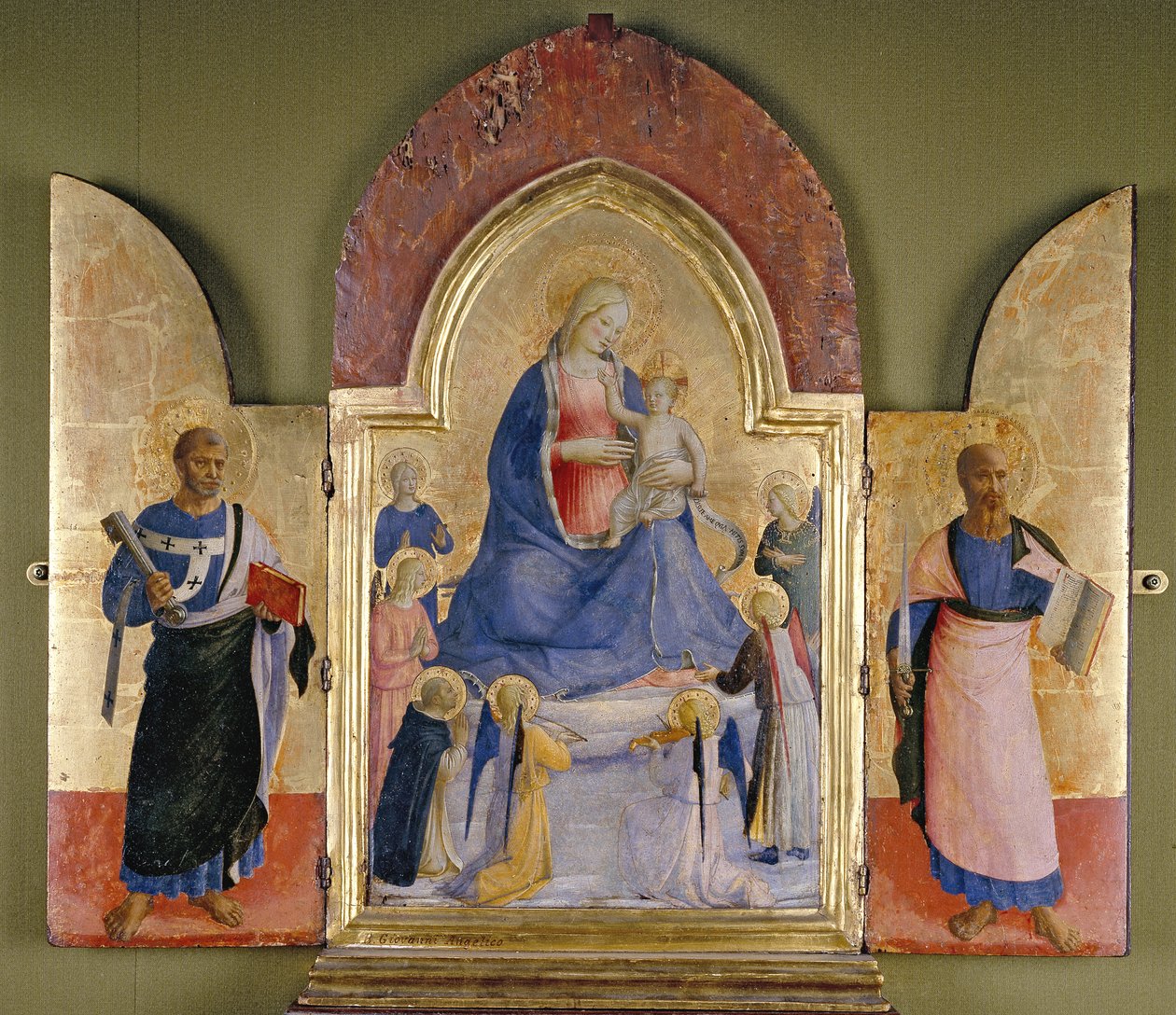 Dziewica z Dzieciątkiem z aniołami i świętymi dominikańskimi, św. Piotrem (po lewej) i św. Pawłem (po prawej) (tempera i złocenia na panelu) autorstwa Fra Angelico