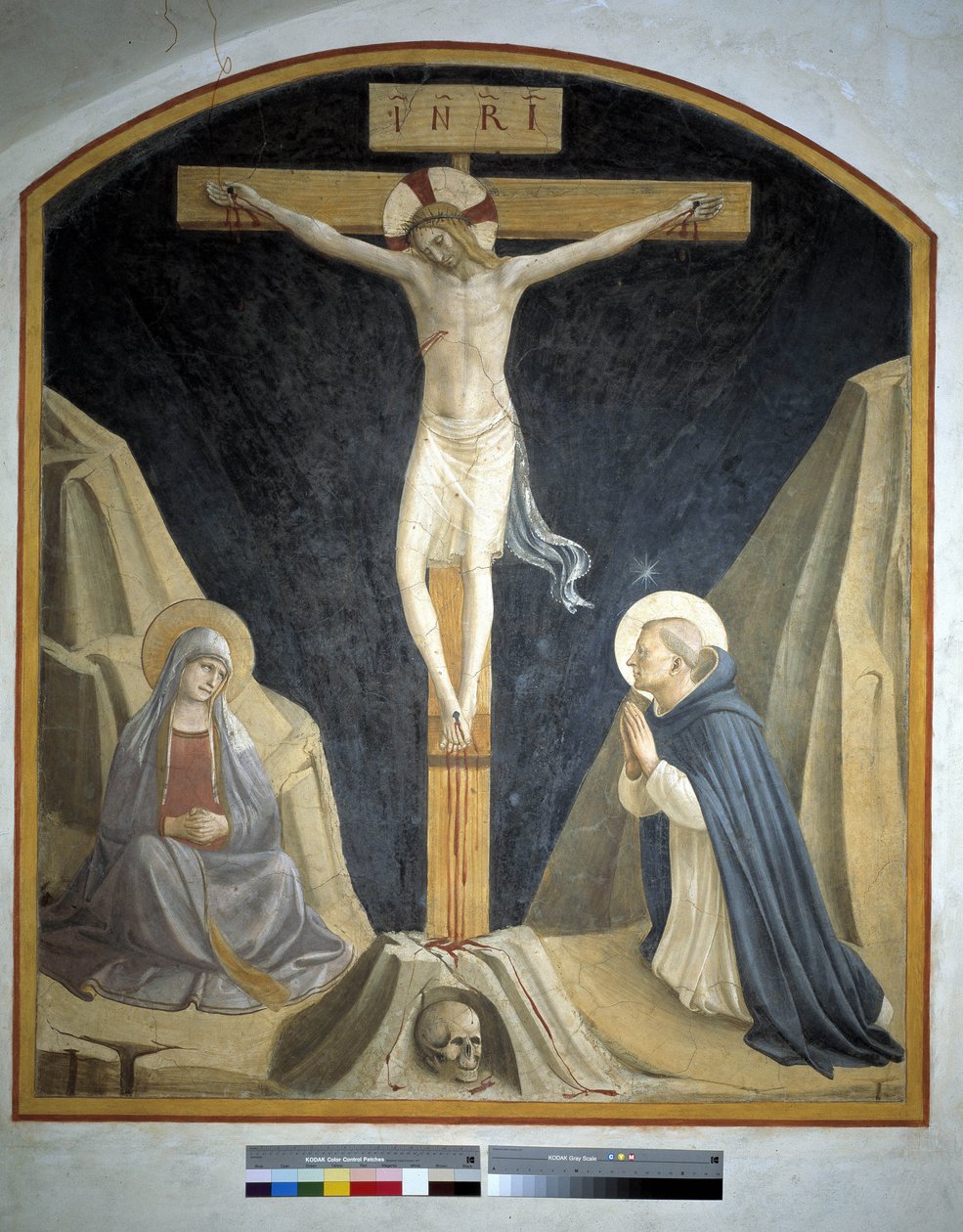 Ukrzyżowanie z Dziewicą Maryją i św. Dominikiem. Napis „INRI” na krzyżu 1442 autorstwa Fra Angelico