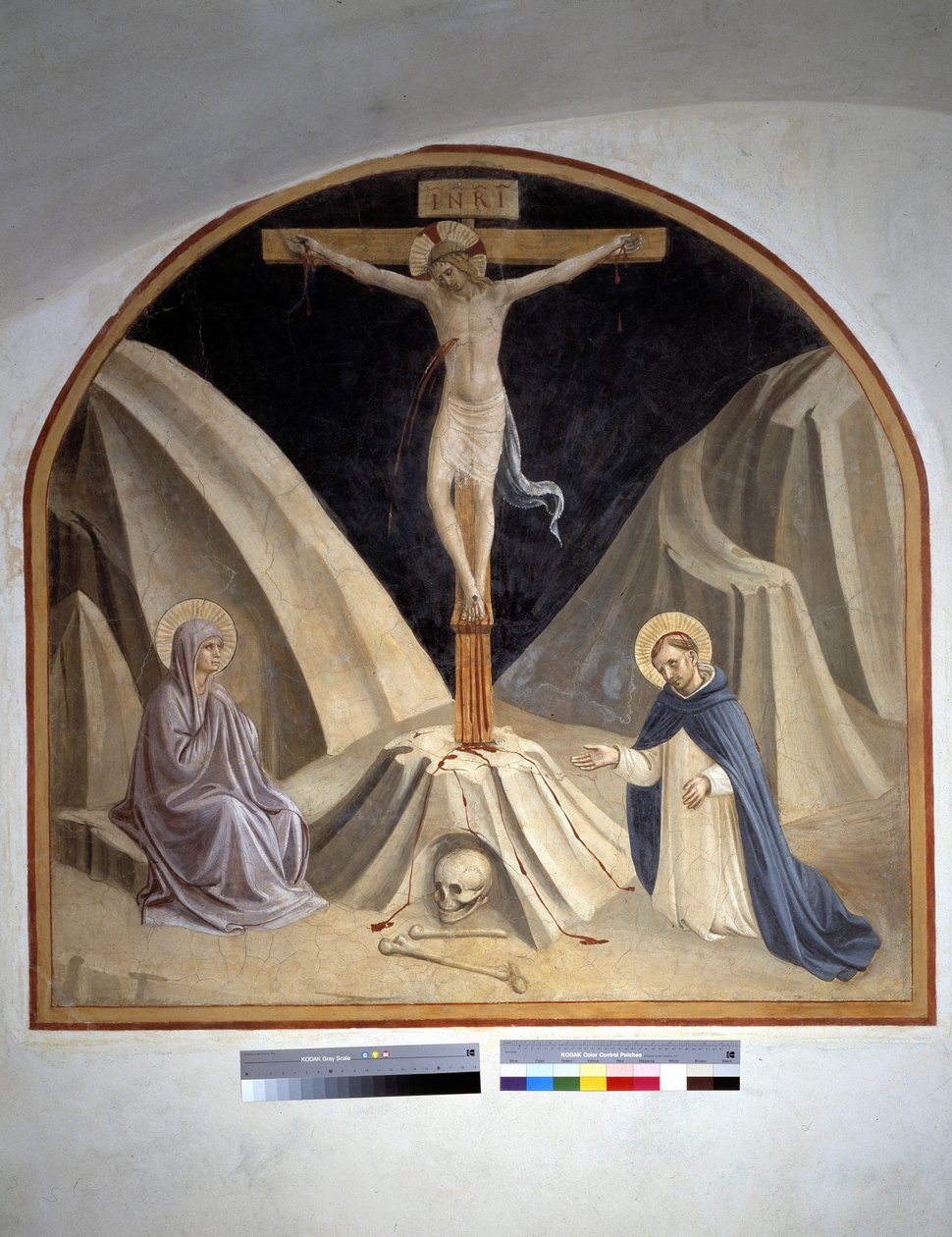 Ukrzyżowanie z Maryją Dziewicą i św. Dominikiem. Napis „INRI” na krzyżu 1442 autorstwa Fra Angelico