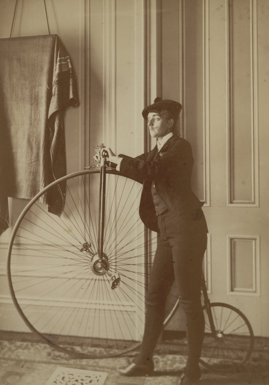 Wewnątrz domu z rowerem Penny Farthing, ok. 1890 r. (zdjęcie w sepii) autorstwa Frances Benjamin Johnston