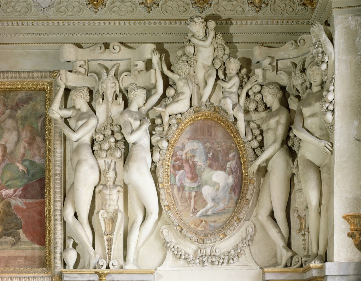 Postacie kobiece i cherubiny otaczające obraz Aleksandra Wielkiego (356-323) szkolącego Bucefała, z Escalier du Roi (stiuk) autorstwa Francesco Primaticcio