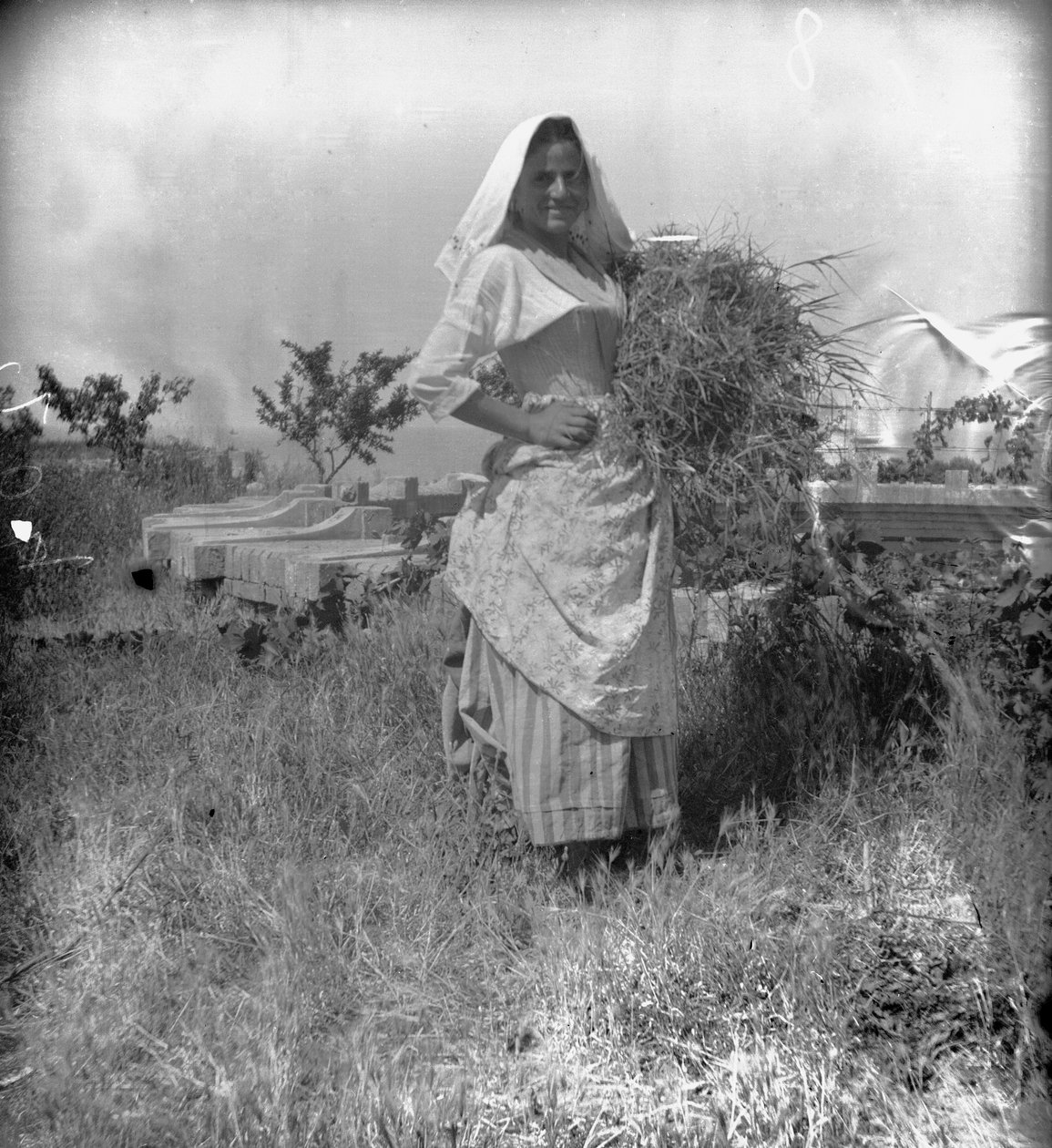 Portret chłopa, Abruzja, Włochy, ok. 1900 r. (zdjęcie czarno-białe) autorstwa Francesco Paolo Michetti