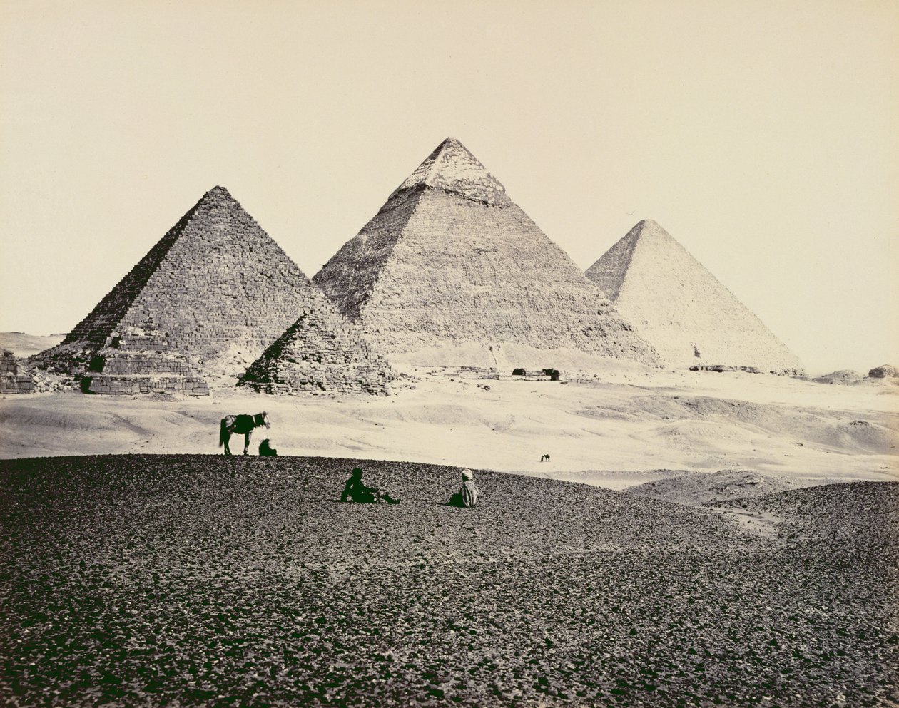 Piramidy w El-Geezeh z południowego zachodu, 1858 (zdjęcie w sepii) autorstwa Francis Frith