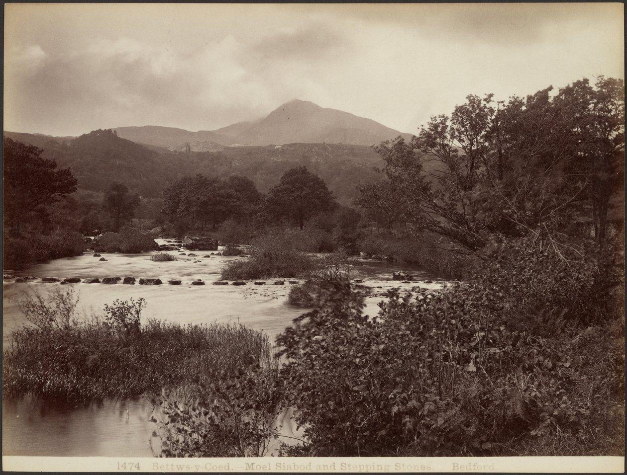 Bettws-y-Coed. Moel Siabod i kamienie przeprawowe autorstwa Francis Bedford