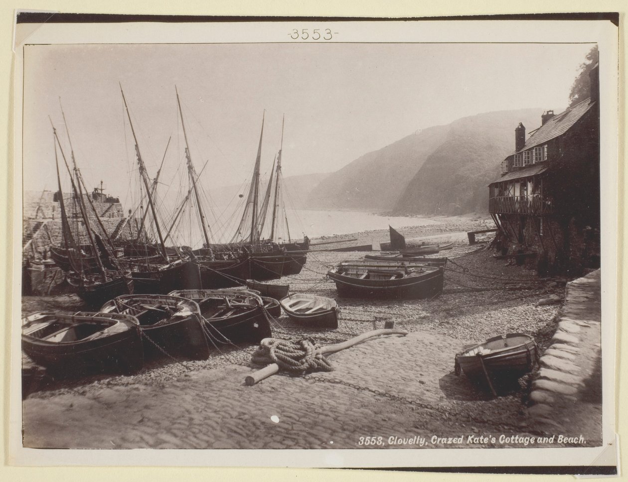 Clovelly, domek Crazed Kate i plaża autorstwa Francis Bedford
