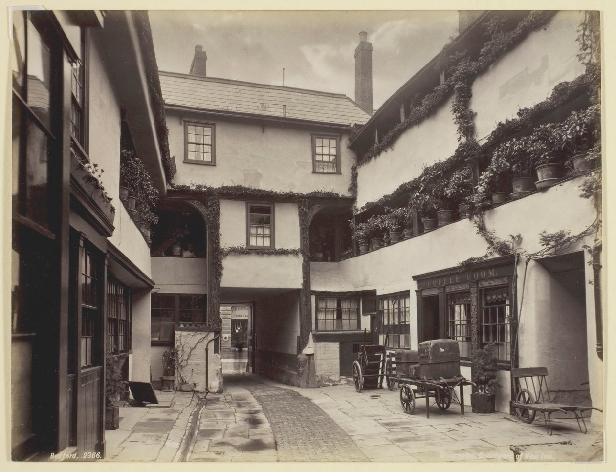 Gloucester, dziedziniec New Inn, 186094. autorstwa Francis Bedford