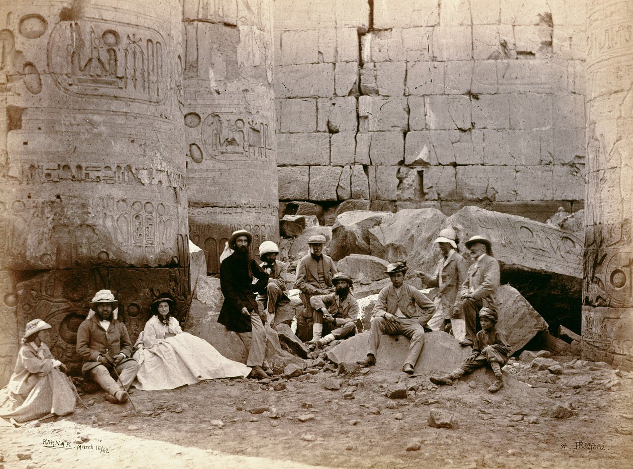 Fotografia grupowa w Sali Kolumnowej, Karnak, Egipt, 1862 r. autorstwa Francis Bedford