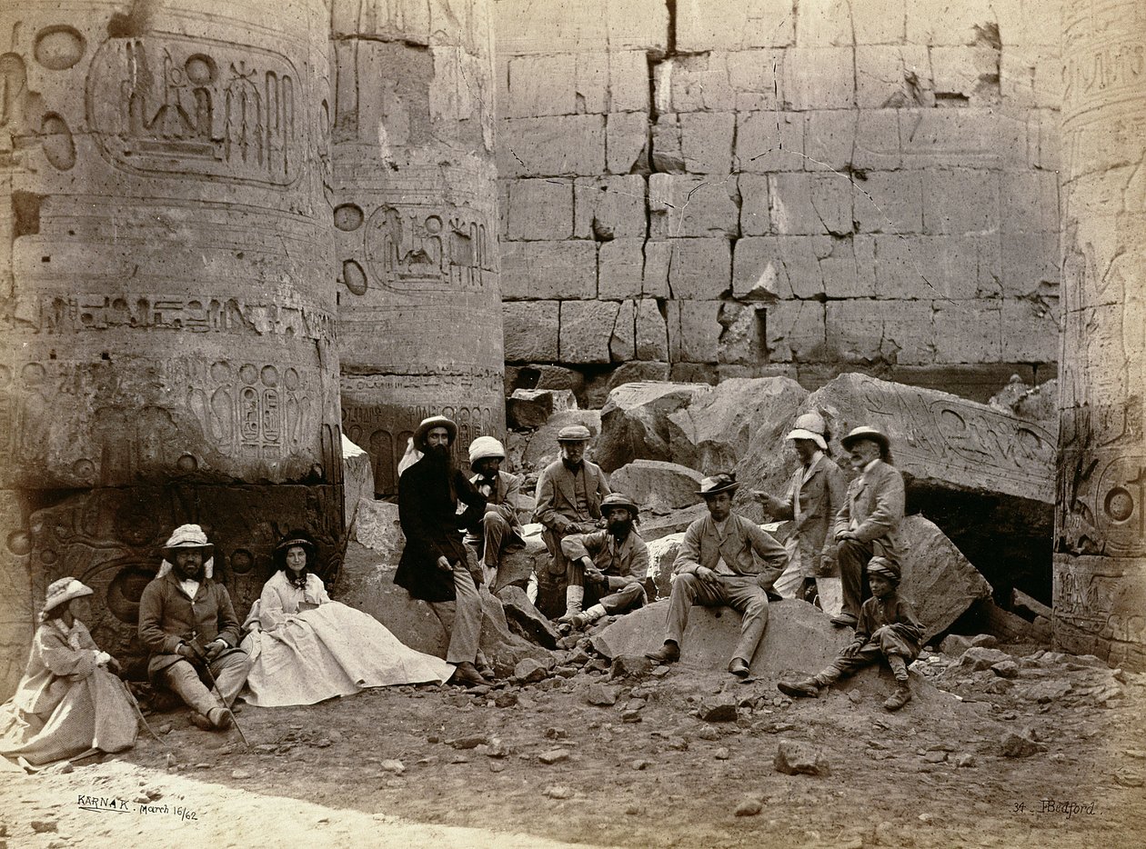 Fotografia grupowa w Sali Kolumnowej, Karnak, Teby, 1862 autorstwa Francis Bedford