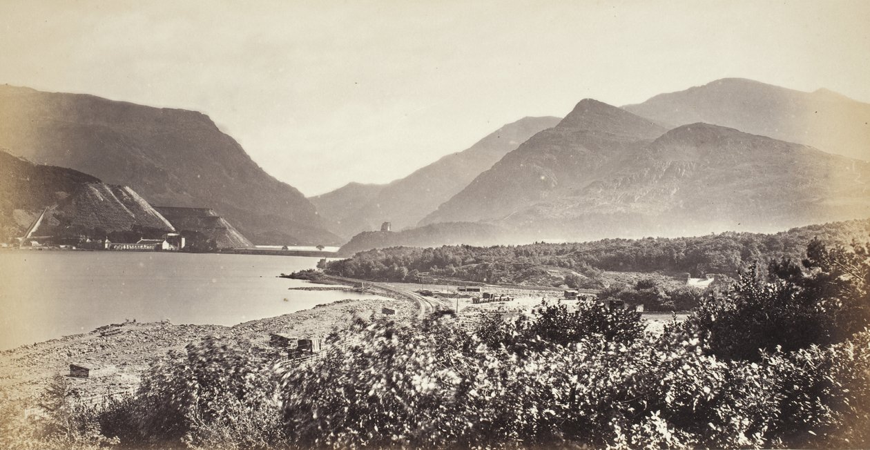 Jeziora Llanberis, Snowdon i przełęcz (527) autorstwa Francis Bedford