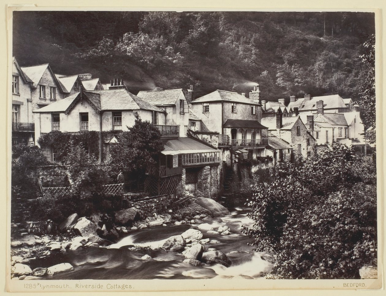 Lynmouth, domki nad rzeką, 186094. autorstwa Francis Bedford