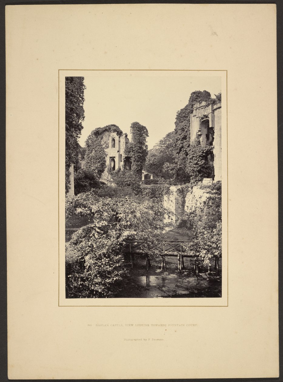 Zamek Raglan, widok w kierunku Fountain Court autorstwa Francis Bedford