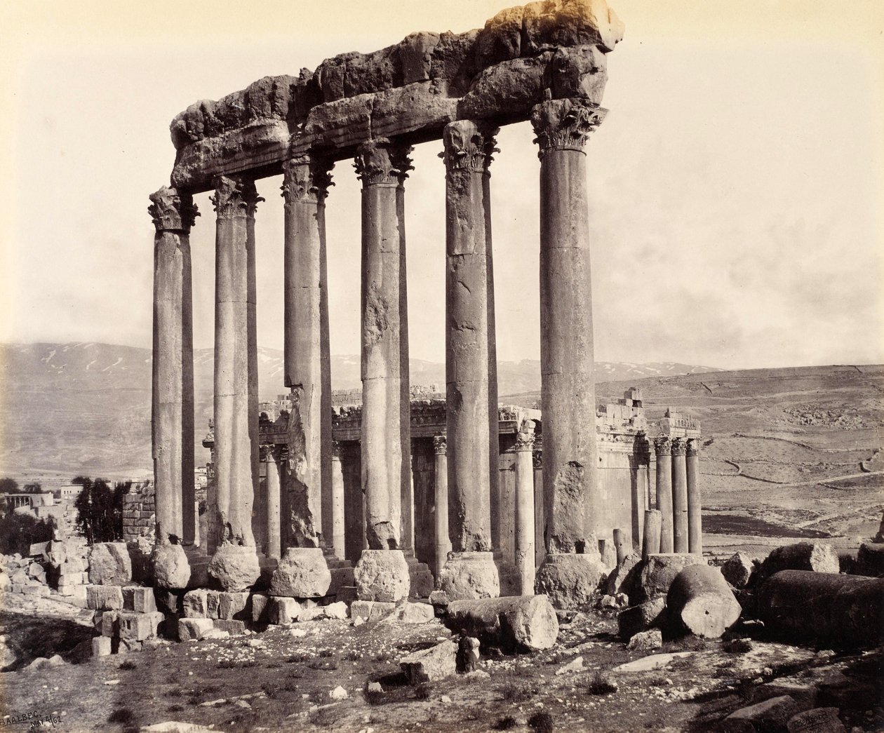 Ruiny Świątyni Słońca i Świątyni Jowisza, Baalbek autorstwa Francis Bedford