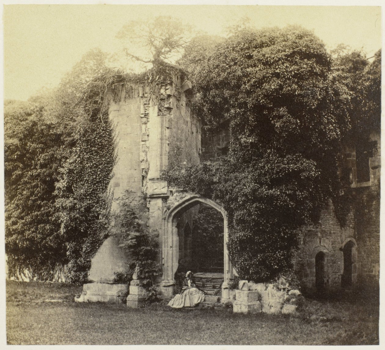 Zamek Ruïne van Raglan w Monmouthshire Zamek Raglański. Wielkie Schody (tytuł na obiekcie) autorstwa Francis Bedford